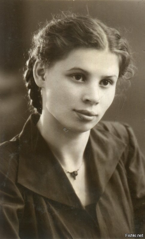 На память Эвелинке от Бэлы. 18 лет. Казань. 11 сентября 1956г.