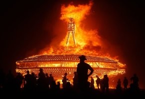 А при чём здесь Burning Man? Там так каждый фестиваль заканчивается. 
«Burning Man» («Горящий человек»)   ежегодное мероприятие, проходящее в пустыне Блэк-Рок в штате Невада на западе США. Событие начинается в последний понедельник августа в 00:00 и длится восемь дней. Последний день приходится на День Труда, официальный праздник, отмечаемый в США в первый понедельник сентября, выходной день для большинства организаций. Кульминация происходит в субботу после заката, когда сжигают огромную деревянную статую человека.