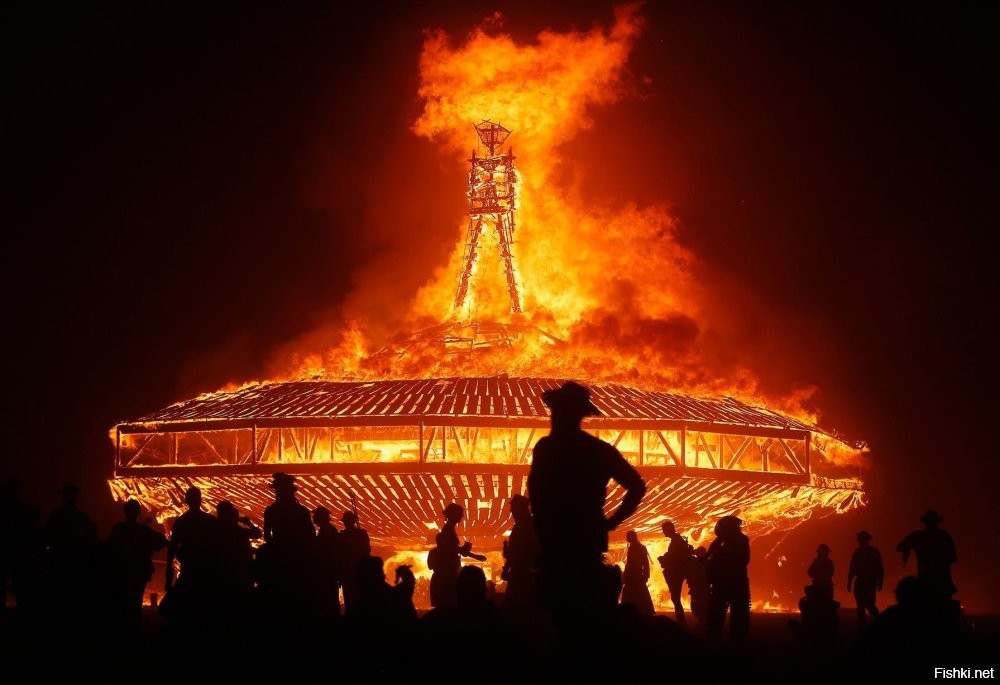 А при чём здесь Burning Man? Там так каждый фестиваль заканчивается. 
«Burning Man» («Горящий человек»)   ежегодное мероприятие, проходящее в пустыне Блэк-Рок в штате Невада на западе США. Событие начинается в последний понедельник августа в 00:00 и длится восемь дней. Последний день приходится на День Труда, официальный праздник, отмечаемый в США в первый понедельник сентября, выходной день для большинства организаций. Кульминация происходит в субботу после заката, когда сжигают огромную деревянную статую человека.