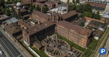 Моё мнение, что там надо изобразить "Кресты". Это и скрепно, и назидательно.