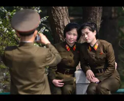 « Они похожи на сытых людей?»

Они похожи на обычных людей
Не похожи на тех, кто недоедает и уж точно не похожи на тех, чья главная задача, дословно «сытно поесть».
В Советском Союзе люди выглядели также, у них тоже была главная задача это сытно поесть?
Чё, не прокатывают твои сказочки?
Уже и приятеля придумал а всё мимо кассы
Бывает