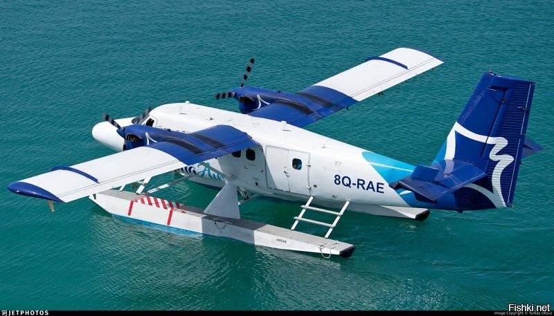 Посадка в Мале (Мальдивы). Вон справа полоса для "взрослых" видна.
А вот сам самолётик, с которого видео: