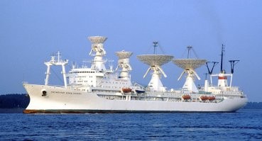 А справа на фото видно чуть-чуть...
«Космона вт Ю рий Гага рин»   советское научно-исследовательское судно, входившее в состав командно-измерительного комплекса СССР и предназначенное для управления полётом космических аппаратов, в том числе для выдачи исполнительных команд, выполнения траекторных и телеметрических измерений и поддержания голосовой связи Центра управления полётами с экипажами космических кораблей и станций. На борту судна находилась Оперативная группа Центра управления полётами и, в случае необходимости, технические возможности судна позволяли взять на себя функции Центра управления полётами космических аппаратов на море (плавучий ЦУП). Крупнейшее и мощнейшее судно в своём классе. Названо в честь Юрия Алексеевича Гагарина постановлением Совета министров СССР № 112-41 от 10 февраля 1969 года.