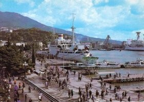 А справа на фото видно чуть-чуть...
«Космона вт Ю рий Гага рин»   советское научно-исследовательское судно, входившее в состав командно-измерительного комплекса СССР и предназначенное для управления полётом космических аппаратов, в том числе для выдачи исполнительных команд, выполнения траекторных и телеметрических измерений и поддержания голосовой связи Центра управления полётами с экипажами космических кораблей и станций. На борту судна находилась Оперативная группа Центра управления полётами и, в случае необходимости, технические возможности судна позволяли взять на себя функции Центра управления полётами космических аппаратов на море (плавучий ЦУП). Крупнейшее и мощнейшее судно в своём классе. Названо в честь Юрия Алексеевича Гагарина постановлением Совета министров СССР № 112-41 от 10 февраля 1969 года.