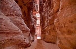 Мне кажется, что это были естественные разломы или русла, которые потом обработали и облагородили. В Гранд Каньоне тоже дороги есть, и весьма похожие на эти (1,2 фото). И не только там. В Иордании, Петра (2,3 фото). И никто же не будет утверждать, что это "загадочная цивилизация" вручную копала.