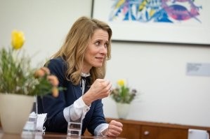 Эта дама напомнила мне эстонскую Каю Каллас! Мужик, похоже, попал!