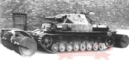 Немцы недоумевали. Т-34, подрываясь на минных полях, шли вперед, не неся потерь. Прорыв на Днепре