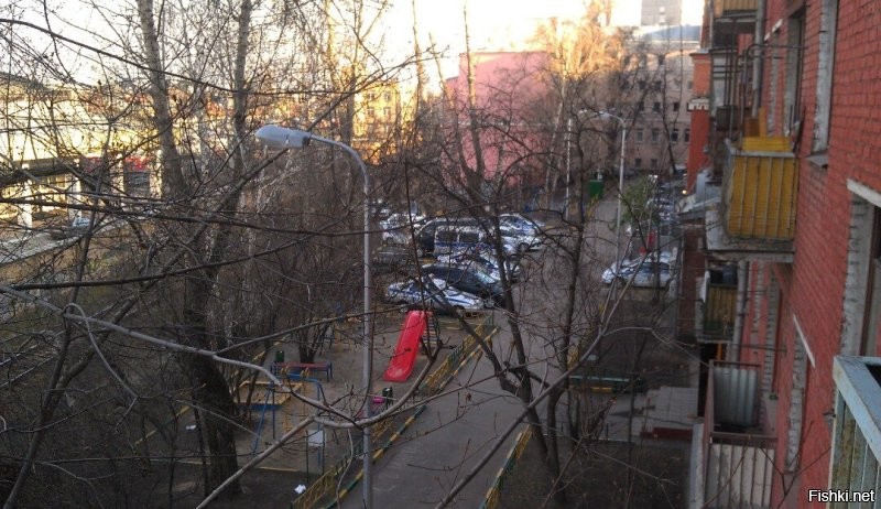 Жил я раньше с видом на эту ветку. :) 
15 метров от дома проходила. 
Перегон от Ржевской до Каланчёвки, это чуть севернее, чем Комсомольская площадь. 
А за ней УЧ №4 - правительственный вокзал.