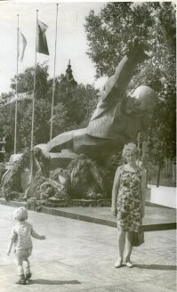 Казань. Памятник павшим в борьбе за советскую власть у входа в ЦПКиО им. Горького. 1969г.