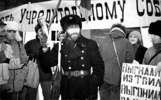 Вот этот вроде типок тогда постоянно у Гостиного Двора на Невском ошивался. Стенд у них там тогда был, у анархистов. Газетой своей торговали, ну и вообще - агитировали.
