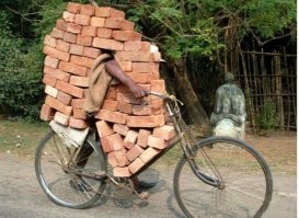 Стандартный вес полнотелого кирпича в районе 3 кг, тут у него далеко за 150 кг, видно по просадке до обода. Даже катить, чуть прыгнет на небольшом камешке и хана колесу.
Сделали фотку для хайпа.