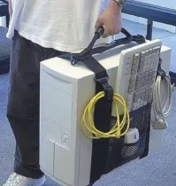 У этого компьютера монитор примерно как на картинке. Одной рукой точно не унесешь.