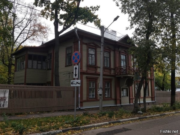 НН доходный дом Лемке

Ул. Короленко, 11. В нижегородском краеведении он проходит как дом М. Горького (писатель снимал его у местного архитектора В.М. Лемке). С балкона над входом пел сам Федор Иванович Шаляпин, который, когда бывал в Нижнем Новгороде, гостил у Горького - своего друга.