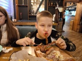 Мой сын подтвердит. За два месяца с бабушкой мамончик отрастил. В сентябре начались тренировки по плаванию и снова проступают квадратики. Так что вкалывать физически необходимо если любишь плотно покушать!