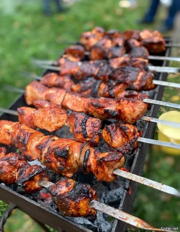 АвтоВАЗовцы минусят? Или депутаты? 

Я понимаю, вкладывать госденьги во что-то важное и жизненно необходимое. 
Да, пусть дороже, но все будет. 
Оборонка, станкостроение, да тот же автопром. 

Но не в бананы же! 

В сельское хозяйство - да, нужно. 
Но в первую очередь, в обычную, повседневную еду. 

Без бананов, в случае чего, можно и прожить. 
А вот без хлеба и мяса, уже гораздо сложнее. 

Вкладываейтесь в развитие животноводства. 
А то цены на мясо уже, даже не напрягают, а пугают. 

Вместо теплицы для бананов, постройте лучше коровник или свиноферму. 
Да хоть куриную. 

___

И да, если что, бананы я люблю. 

Но мясо больше.