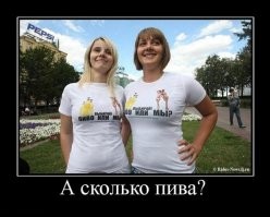 В объятиях своей девушки он не может оторвать взгляд от другой