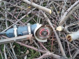 хомуты не сильно подбирал, немного разогнул подогнул, чтоб стяжные винты в резьбу попали, не родные, взял длиннее
по крепежным гайкам просверлил трубу под болт м8, законтрогаил
немного подработал кожух, чтоб диск ветки не откидывал