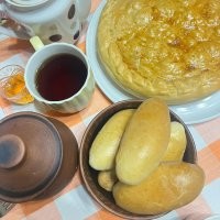 вах! Как аппетитно!!! Да и помощники у Вас прекрасные)
А у нас с мужем разделения труда по заветам предков. Он там что-то в своих сараях/мастерских шуршит ,а я у печи) Тоже похвастаюсь, что ли. Но строго не судите. Печь я только осваиваю.