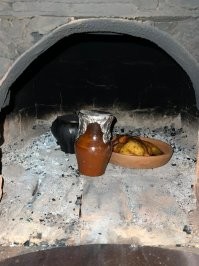 вах! Как аппетитно!!! Да и помощники у Вас прекрасные)
А у нас с мужем разделения труда по заветам предков. Он там что-то в своих сараях/мастерских шуршит ,а я у печи) Тоже похвастаюсь, что ли. Но строго не судите. Печь я только осваиваю.