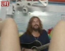 Джигурда ещё в 2009 году снимал роды, а потом и Марина Анисина кормила ребёнка на камеру