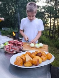Мы любим кушать. Поэтому у нас сыном на даче казан, мангал и коптилка. Только женщины постоянно какие-то дела придумывают, суету наводят. Сами не сидят на попе ровно и всем окружающим дзен словить не дают.
