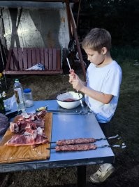 Мы любим кушать. Поэтому у нас сыном на даче казан, мангал и коптилка. Только женщины постоянно какие-то дела придумывают, суету наводят. Сами не сидят на попе ровно и всем окружающим дзен словить не дают.