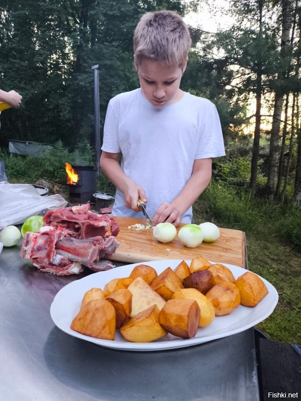 Мы любим кушать. Поэтому у нас сыном на даче казан, мангал и коптилка. Только женщины постоянно какие-то дела придумывают, суету наводят. Сами не сидят на попе ровно и всем окружающим дзен словить не дают.