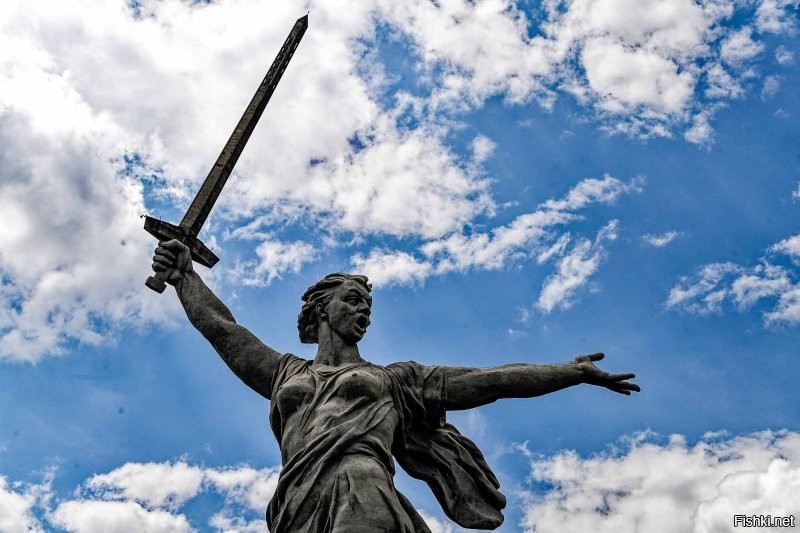 Ну, не в купальнике же она!.. Или это родители маленьких ценных специалистов возмущаются! У нас даже Родина-мать с сосками. ИЧО?