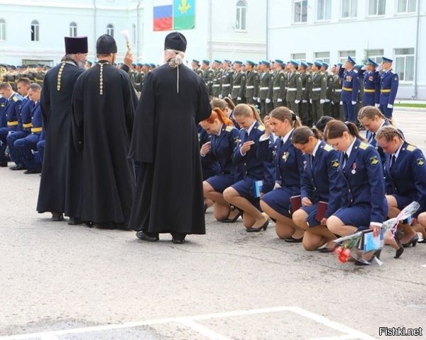 А как сочетается присяга и религиозная принадлежность? В заповедях написано "не убий", а командир приказывает "в атаку". Как же поступить солдату? Попы, конечно куевертят, мол "если нельзя но очень хочется, то можно", это враг и его можно убивать, но это всего лишь словоблудие. Если раньше оно оправдывалось, что ты убиваешь еретика, а это дело богоугодное, то в нынешней ситуации, зачастую воюют единоверцы, а значит ад гарантирован. Нельзя служить двум господам (даже Труффальдино начал косячить уже в первый день).