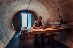 В архитектуре, получается этот приём используется время от времени. Привлекает в т.ч. эффективная форма теплоизоляции (мало прямых углов).

Цитата из ВК ( :

Сергей Кузнецов. Архитектор и художник
 «Русскому идеальному» 3 года!

В этот день в июле 2021 года на фестивале «Архстояние», которое проходит в лэнд-арт парке Никола-Ленивец, открылся мой авторский арт-объект под названием «Русское идеальное».

Форма павильона перекликается со многими вещами – кому-то напоминает трубу, кому-то фюзеляж самолета или корпус корабля. И это очень здорово, потому что отражает суть проекта – разные технологии из разных сфер соединяются и воплощают идею в реальность. Именной такой должна быть современная архитектура: качественная реализация идей, интересные материалы и технологии, неординарные решения в плане формы и дизайна. «Русское идеальное»   грандиозная работа большой команды энтузиастов, которой я очень благодарен. А узнать больше о создании жилого павильона в Никола-Ленивце можно в нашем фильме.

Команда: Прайд, КРОСТ, ADWILL, MOSS Boutique hotel, SurfaceLab, Труд, Никола-Ленивец.

 Фото: Tomrus