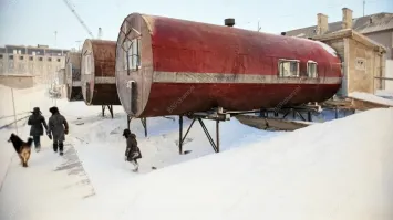 В архитектуре, получается этот приём используется время от времени. Привлекает в т.ч. эффективная форма теплоизоляции (мало прямых углов).

Цитата из ВК ( :

Сергей Кузнецов. Архитектор и художник
 «Русскому идеальному» 3 года!

В этот день в июле 2021 года на фестивале «Архстояние», которое проходит в лэнд-арт парке Никола-Ленивец, открылся мой авторский арт-объект под названием «Русское идеальное».

Форма павильона перекликается со многими вещами – кому-то напоминает трубу, кому-то фюзеляж самолета или корпус корабля. И это очень здорово, потому что отражает суть проекта – разные технологии из разных сфер соединяются и воплощают идею в реальность. Именной такой должна быть современная архитектура: качественная реализация идей, интересные материалы и технологии, неординарные решения в плане формы и дизайна. «Русское идеальное»   грандиозная работа большой команды энтузиастов, которой я очень благодарен. А узнать больше о создании жилого павильона в Никола-Ленивце можно в нашем фильме.

Команда: Прайд, КРОСТ, ADWILL, MOSS Boutique hotel, SurfaceLab, Труд, Никола-Ленивец.

 Фото: Tomrus