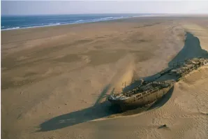 А в это время на другом берегу океан отступает на сотни метров, возвращая добычу.