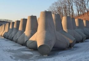 Интересно, а если там заранее накидывать бетонные блоки для защиты. Или это будет стоить дороже домов?
