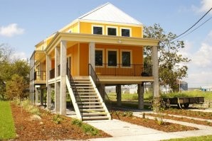 Смотрел как то, как для многодетной американки, на побережье построили новый дом на высоких сваях. Выглядел он примерно как на фото!
Предыдущий разнесло волной после урагана Катрина.