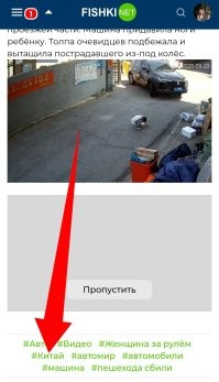 Женщина не заметила малыша, сидевшего на дороге