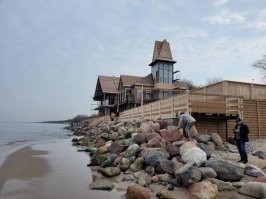 Да что вы говорите! Прям росрестр! А вона у нас застроена вся береговая линия. Строят прямо на пляже. Вон первая фотка. Говорят что это нестационарные объекты, но там дом в три этажа с башнями, большой ресторан, и гостиница. Оч нестационарно. И остальные фото показывают что не маленькие домики как было до этого у немцев с укреплением авандюны, а монстрятины в пять и более этажей. Все местные со злорадством ожидают когда это повалится в море, поскольку у нас реально основа - песчаные дюны, а не каменная скала, а последние шторма смыли практически остатки пляжа и очень быстро разрушают склон. То что на третьем фото зелёный склон, сейчас уже нет! Рядок домов на переднем плане уже забор от обрыва отодвинул и пытается укреплять. А дальше фото с новыми жилыми комплексами. Ради них снесли авандюну и часть склона уже сползла, хотя укрепляли. А новострои засыпает песком как в пустыне. На последнем новая гостинца. Ну хоть красивое. Стоит на высоком обрыве и до него от порога лишь тротуар, велодорожка и рядок кустиков. Велодорожка уже сползает по склону.