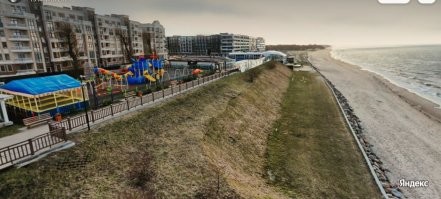 Да что вы говорите! Прям росрестр! А вона у нас застроена вся береговая линия. Строят прямо на пляже. Вон первая фотка. Говорят что это нестационарные объекты, но там дом в три этажа с башнями, большой ресторан, и гостиница. Оч нестационарно. И остальные фото показывают что не маленькие домики как было до этого у немцев с укреплением авандюны, а монстрятины в пять и более этажей. Все местные со злорадством ожидают когда это повалится в море, поскольку у нас реально основа - песчаные дюны, а не каменная скала, а последние шторма смыли практически остатки пляжа и очень быстро разрушают склон. То что на третьем фото зелёный склон, сейчас уже нет! Рядок домов на переднем плане уже забор от обрыва отодвинул и пытается укреплять. А дальше фото с новыми жилыми комплексами. Ради них снесли авандюну и часть склона уже сползла, хотя укрепляли. А новострои засыпает песком как в пустыне. На последнем новая гостинца. Ну хоть красивое. Стоит на высоком обрыве и до него от порога лишь тротуар, велодорожка и рядок кустиков. Велодорожка уже сползает по склону.