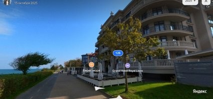 Да что вы говорите! Прям росрестр! А вона у нас застроена вся береговая линия. Строят прямо на пляже. Вон первая фотка. Говорят что это нестационарные объекты, но там дом в три этажа с башнями, большой ресторан, и гостиница. Оч нестационарно. И остальные фото показывают что не маленькие домики как было до этого у немцев с укреплением авандюны, а монстрятины в пять и более этажей. Все местные со злорадством ожидают когда это повалится в море, поскольку у нас реально основа - песчаные дюны, а не каменная скала, а последние шторма смыли практически остатки пляжа и очень быстро разрушают склон. То что на третьем фото зелёный склон, сейчас уже нет! Рядок домов на переднем плане уже забор от обрыва отодвинул и пытается укреплять. А дальше фото с новыми жилыми комплексами. Ради них снесли авандюну и часть склона уже сползла, хотя укрепляли. А новострои засыпает песком как в пустыне. На последнем новая гостинца. Ну хоть красивое. Стоит на высоком обрыве и до него от порога лишь тротуар, велодорожка и рядок кустиков. Велодорожка уже сползает по склону.