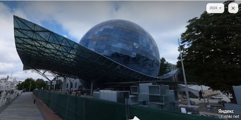 В большинстве своём какая то фигня, за исключением китайских. А вот в Калининграде. Корпус Музея Мирового океана - Планета Океан. И пока в процессе строительства филиал Большого театра. Внутри и снаружи.