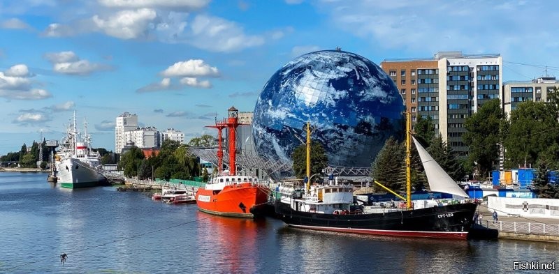 В большинстве своём какая то фигня, за исключением китайских. А вот в Калининграде. Корпус Музея Мирового океана - Планета Океан. И пока в процессе строительства филиал Большого театра. Внутри и снаружи.