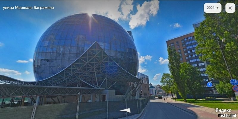 В большинстве своём какая то фигня, за исключением китайских. А вот в Калининграде. Корпус Музея Мирового океана - Планета Океан. И пока в процессе строительства филиал Большого театра. Внутри и снаружи.