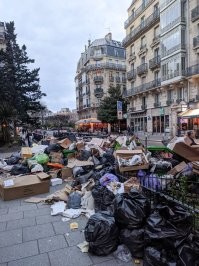 Давайте говорить прямо: без мусора, крыс, грязи, замоташек и бородачей!
Только тот Париж остался только в воспоминаниях и декорациях.