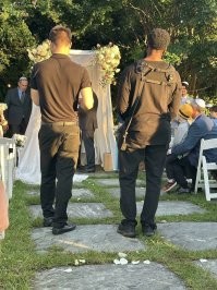 Тоже был на свадьбе и фотографы тоже так стояли не хрена не видно было. 
Козлы эти фотографы на свадьбах в Израиле.