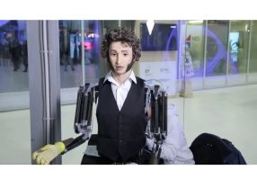 А пробку кто будет откручивать? Пушкин?