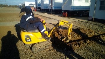 Ну да. Ввосьмером в одном вагончике, хуже, чем одному в такой трёхэтажке.