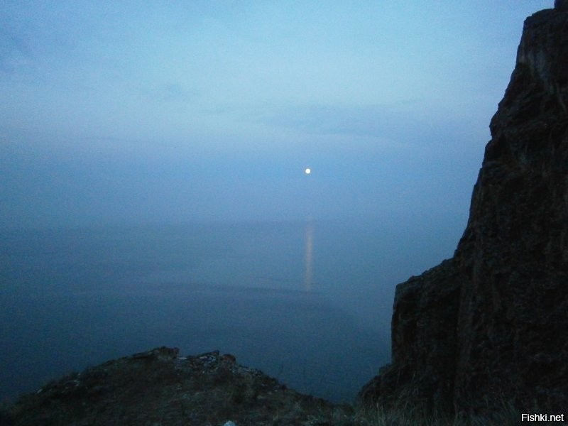 Порылся у себя, тоже нашел фотку заката на Ольхоне. Единственную. Это была первая ночь на острове, потом до заката я уже не доживал, падал от усталости