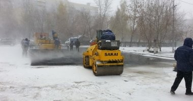 Сейчас траву скосят и будут поверх снега асфальт раскатывать