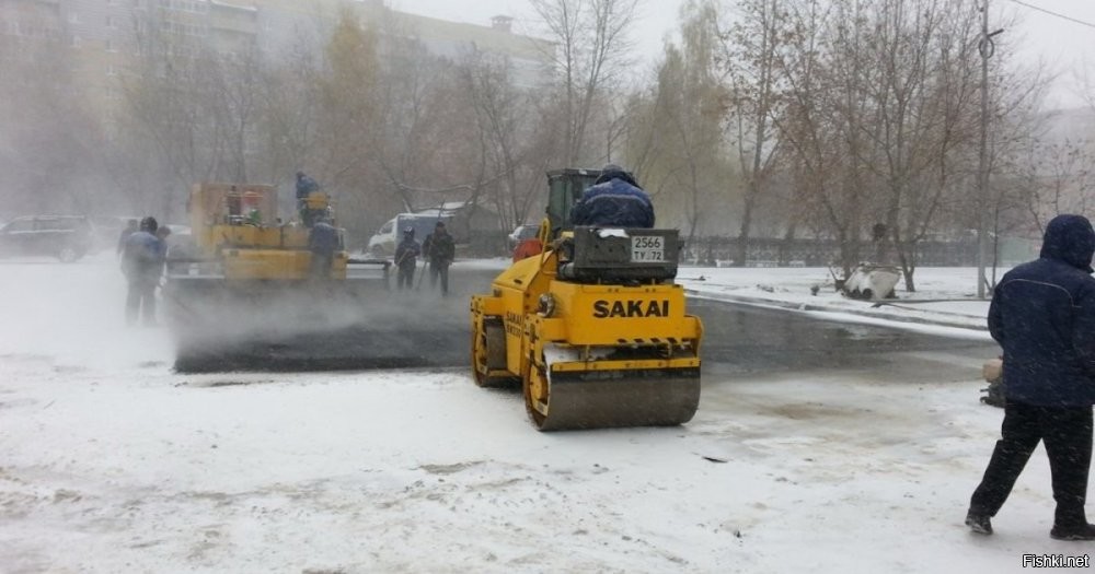 Сейчас траву скосят и будут поверх снега асфальт раскатывать