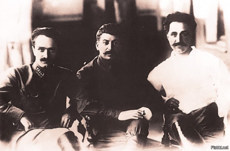 В 1920 году Микояну было 25 лет. 
Время молодых и резких. Люди дела вершили, а не имена на стаканчиках в кофейне писали.