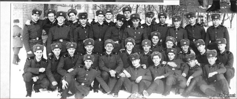 Самара. 1991 год. Я справа от старшего сержанта. Связь. Учебка перед отправкой в Германию.